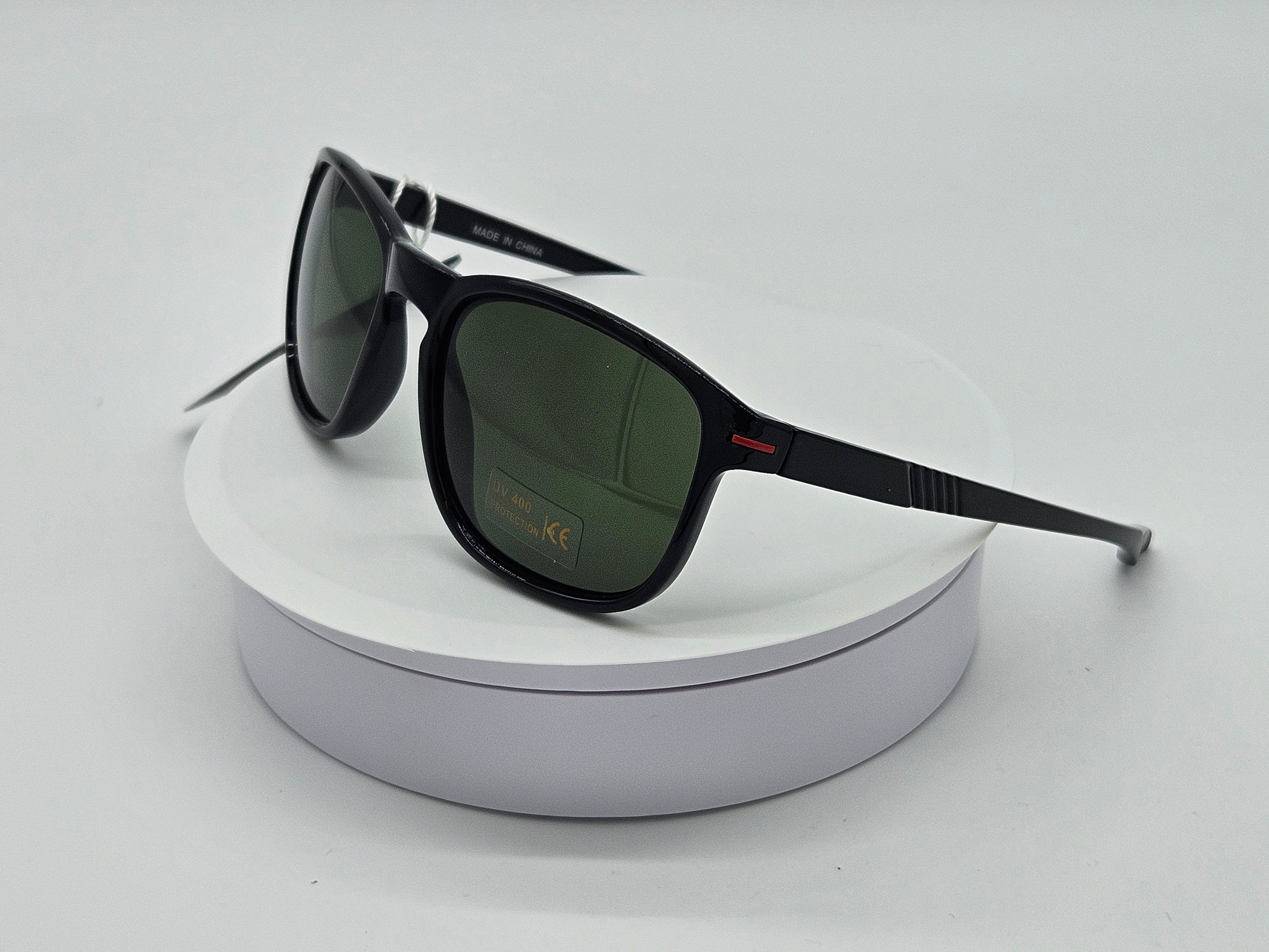 Royal Rayz Classic Wayfarer Sunglasses – Black, Green Lens